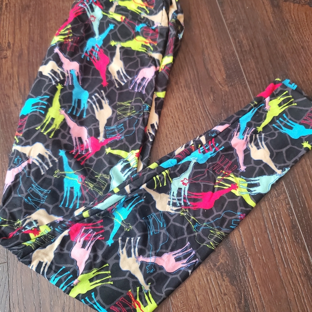 New, hard to find giraffe lularoe leggings, os